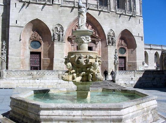 Fuente de Santa María Punto de encuentro Free Tour Burgos Monumental